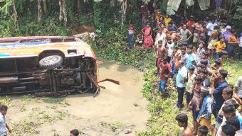 ট্রাকের ধাক্কায় বাস খাদে: নিহত ৩: আহত ২৫