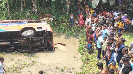 ট্রাকের ধাক্কায় বাস খাদে: নিহত ৩: আহত ২৫