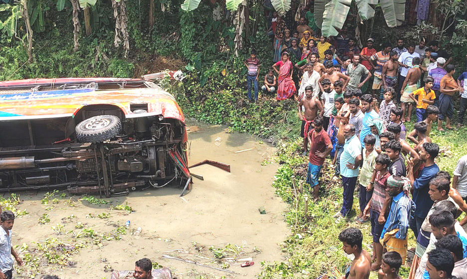 ট্রাকের ধাক্কায় বাস খাদে: নিহত ৩: আহত ২৫