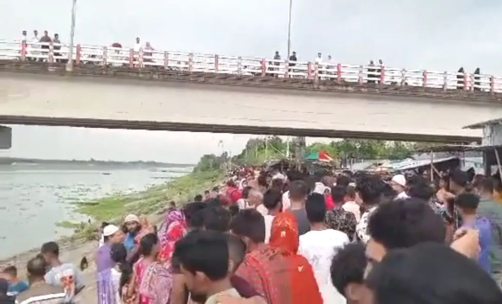 শিশু সন্তানকে নদীতে ফেলে মায়ের আত্মহত্যার চেষ্টা