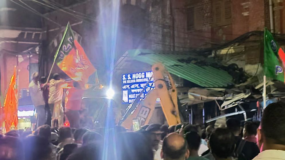 পশ্চিমবঙ্গে বিজেপি সরকার;জয় শ্রীরাম’ স্লোগান দিয়ে বুলডোজারে গুঁড়িয়ে দেওয়া হলো নিউমার্কেটের দোকান