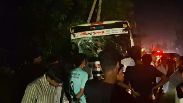 চট্টগ্রামে বাস-লেগুনার মুখোমুখি সংঘর্ষে নিহত ৩