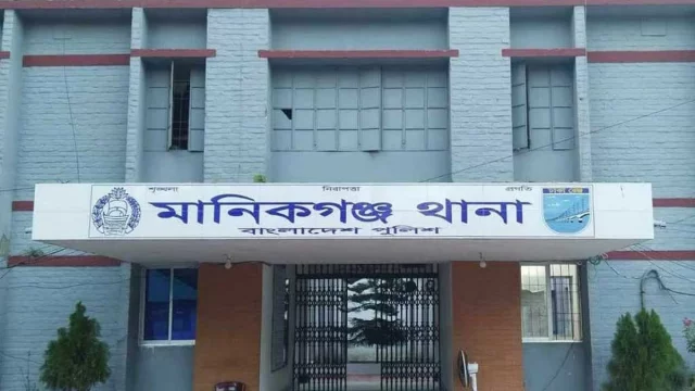 মানিকগঞ্জে গৃহবধূকে কুপিয়ে হত্যা, রক্তমাখা অস্ত্রসহ ভাগিনা আটক