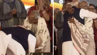 ৯৮ বছর বয়সী বৃদ্ধের পা ছুঁয়ে প্রণাম করলেন নরেন্দ্র মোদি