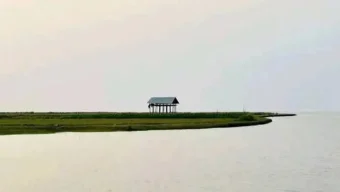 লক্ষ্মীপুরে ঘুরতে গিয়ে চরে আটকা দেড়শতাধিক পর্যটক