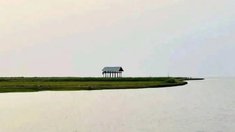 লক্ষ্মীপুরে ঘুরতে গিয়ে চরে আটকা দেড়শতাধিক পর্যটক