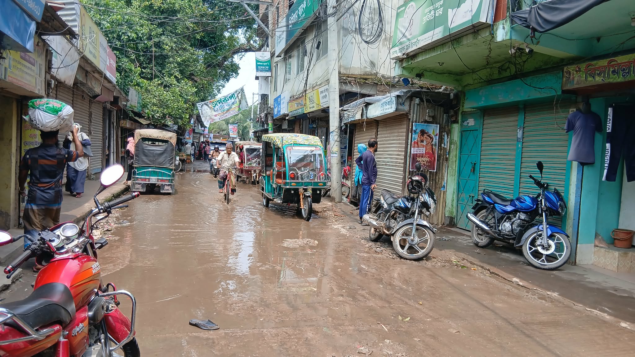 সড়ক তো নয় যেন সরুখাল নাগরপুর চৌহালী সড়ক খানাখন্দে দূভোর্গ চরমে,ঘটছে দূর্ঘটনা