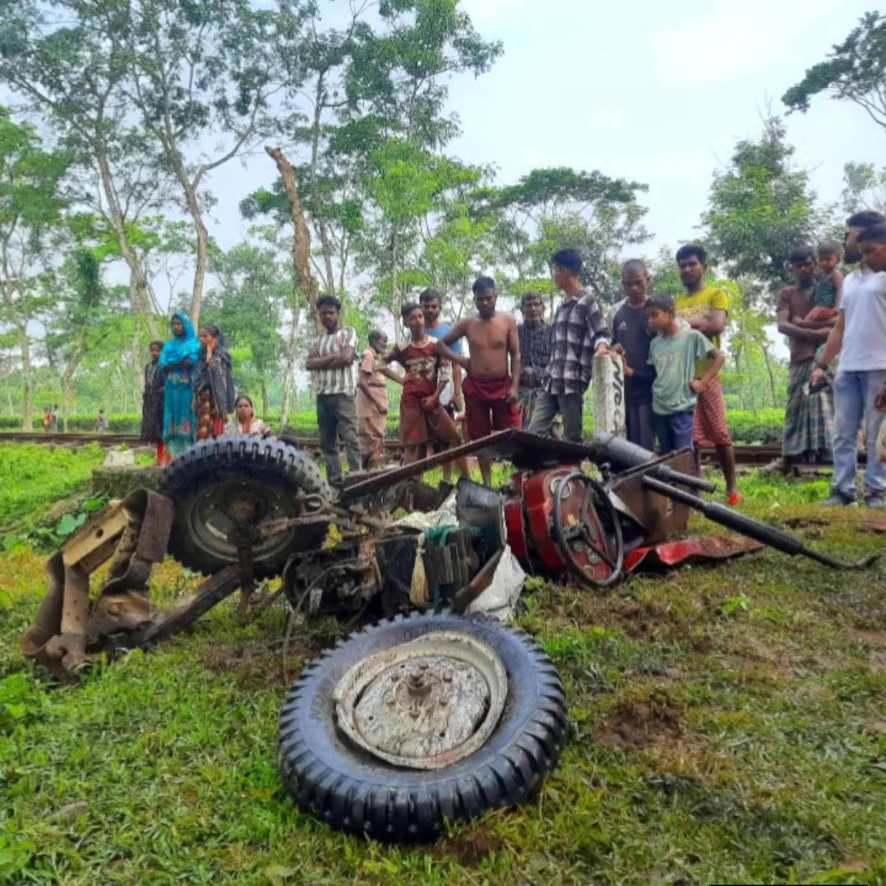 শ্রীমঙ্গলে কালনী এক্সপ্রেস–ট্রাক্টর সংঘর্ষে চালক আহত: গেটম্যান বরখাস্ত, তদন্ত কমিটি গঠন
