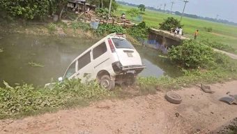 Microbus Flung Into Ditch After Collision With Jayantika Express in Brahmanbaria; Passengers Escape Unhurt