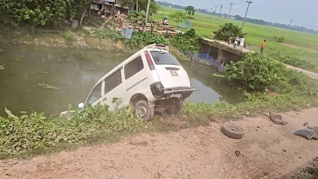 জয়ন্তিকা এক্সপ্রেসের ধাক্কায় দুমড়ে-মুচড়ে খাদে মাইক্রোবাস, অল্পের জন্য রক্ষা পেলেন যাত্রীরা