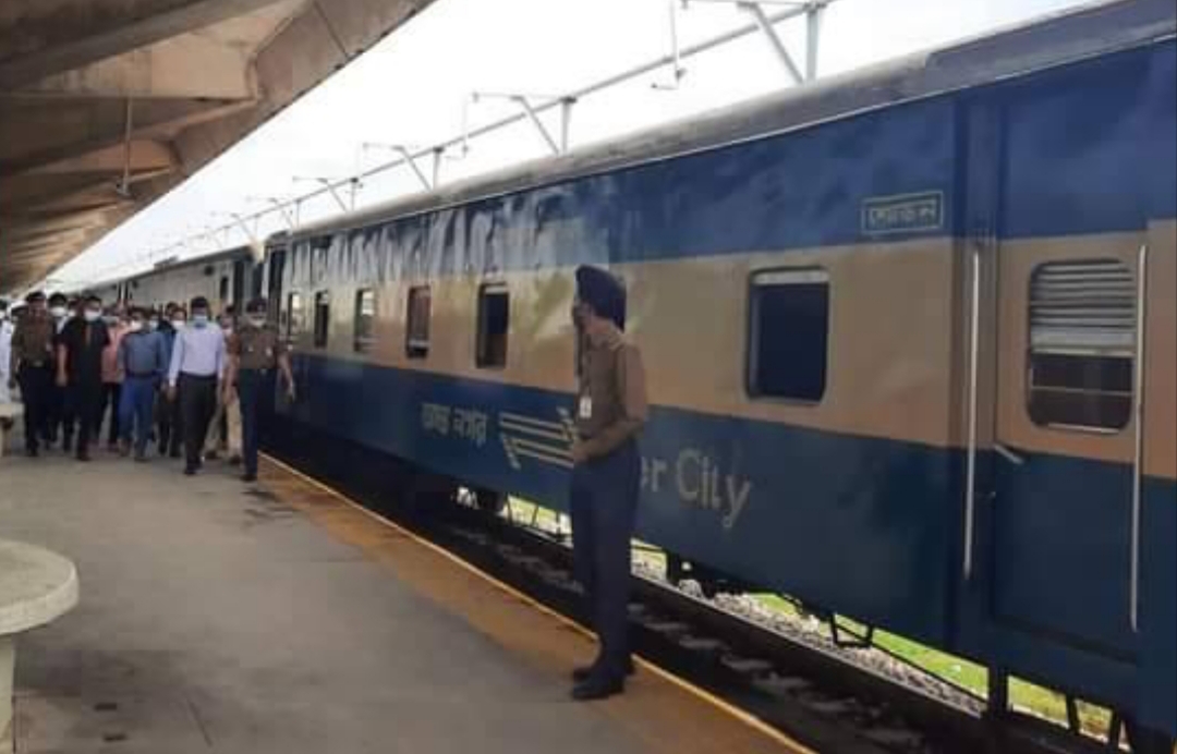 Student Stabbed After Resisting Robbery Attempt on Moving Train in Tejgaon