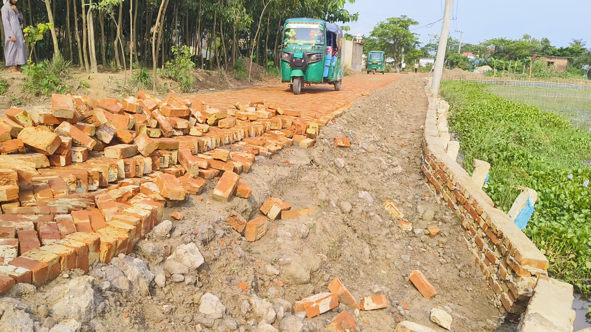 জুড়ীতে কাজ চলমান অবস্থায় ভেঙ্গে পড়ল রাস্তা ও গাইডওয়াল