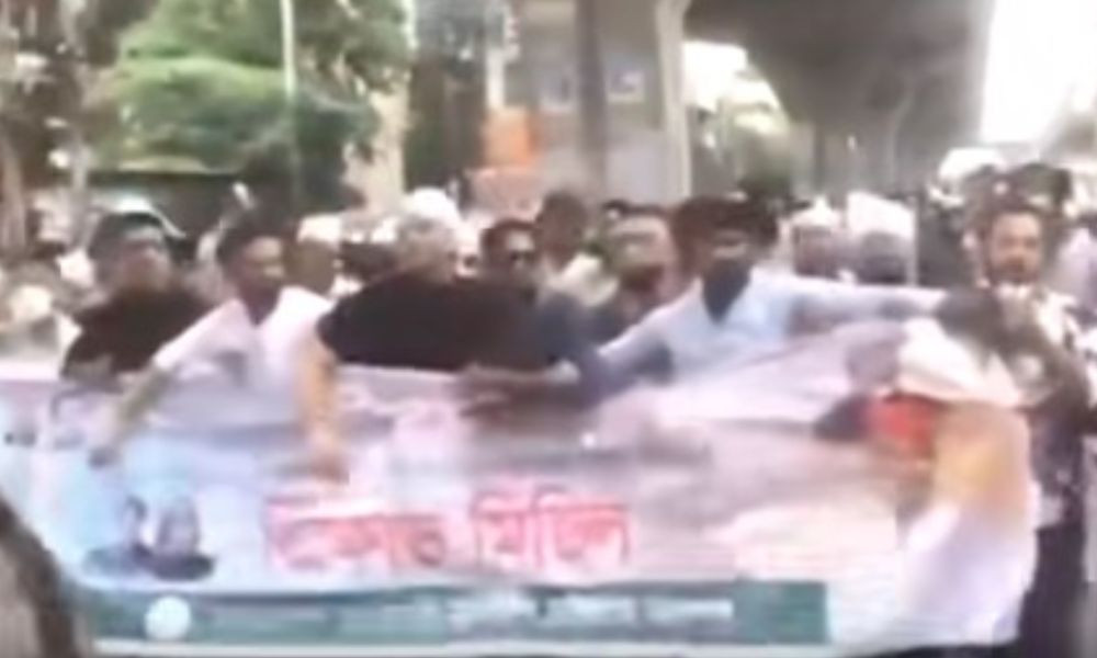 চট্টগ্রামে এবার কাফনের কাপড় বেঁধে নিষিদ্ধ যুবলীগের মিছিল