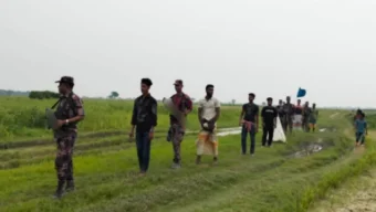 কুষ্টিয়া ও মেহেরপুর সীমান্ত এলাকায় পুশইন ঠেকাতে সীমান্তে বিজিবির পাশে ঢাল হয়ে দাঁড়ালো গ্রামবাসী