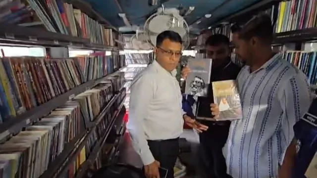 বঙ্গবন্ধু ও হাসিনার বই থাকায় বিশ্বসাহিত্য কেন্দ্রের গাড়ি আটক করল ছাত্রদল