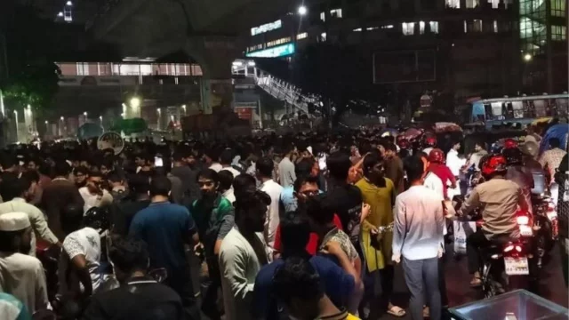 শাহবাগ মোড় অবরোধ করেছে ছাত্রশিবির