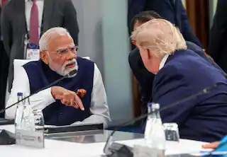 মোদিকে দেখে উঠে দাঁড়িয়ে করমর্দন ট্রাম্পের, মার্কিন হামলায় তিন ভারতীয়ের মৃত্যু নিয়ে কড়া বার্তা প্রধানমন্ত্রীর?