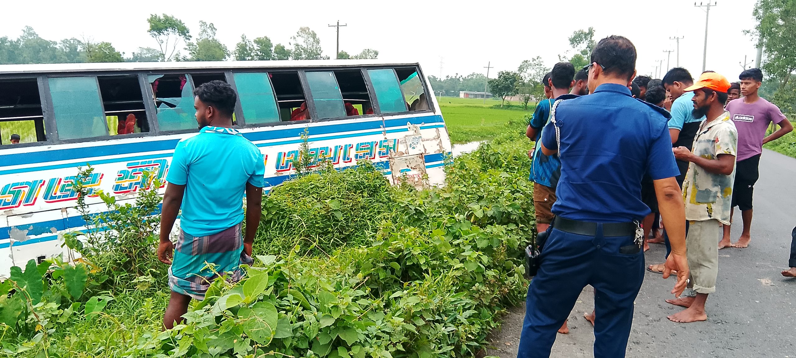 শায়েস্তাগঞ্জে সড়ক দুর্ঘটনা: নিয়ন্ত্রণ হারিয়ে ধানক্ষেতে বাস, আহত ১ জন