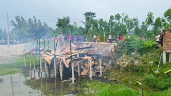 গাইবান্ধায় শিশু ধর্ষণের অভিযোগে রেস্তোরায় আগুন দিলো বিক্ষুব্ধ জনতা