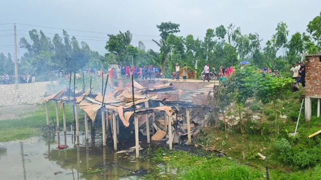 গাইবান্ধায় শিশু ধর্ষণের অভিযোগে রেস্তোরায় আগুন দিলো বিক্ষুব্ধ জনতা
