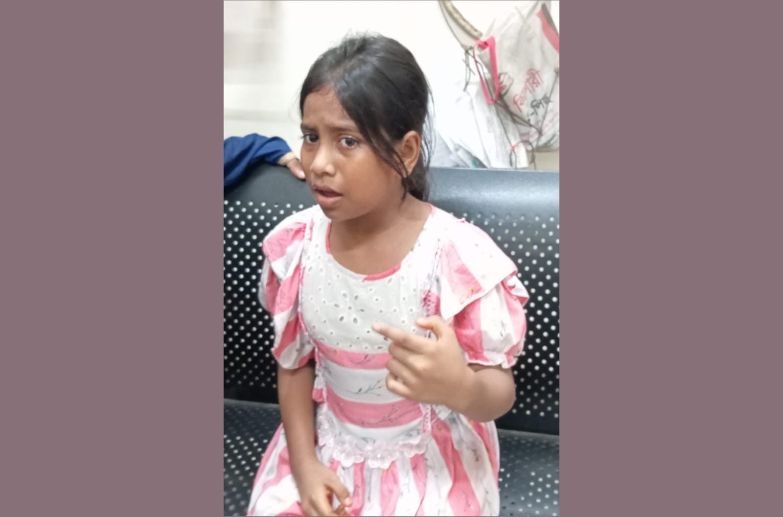 মানবিকতায় অনন্য শায়েস্তাগঞ্জ রেলস্টেশন: স্টেশন মাস্টারের তৎপরতায় উদ্ধার হারানো শিশু”