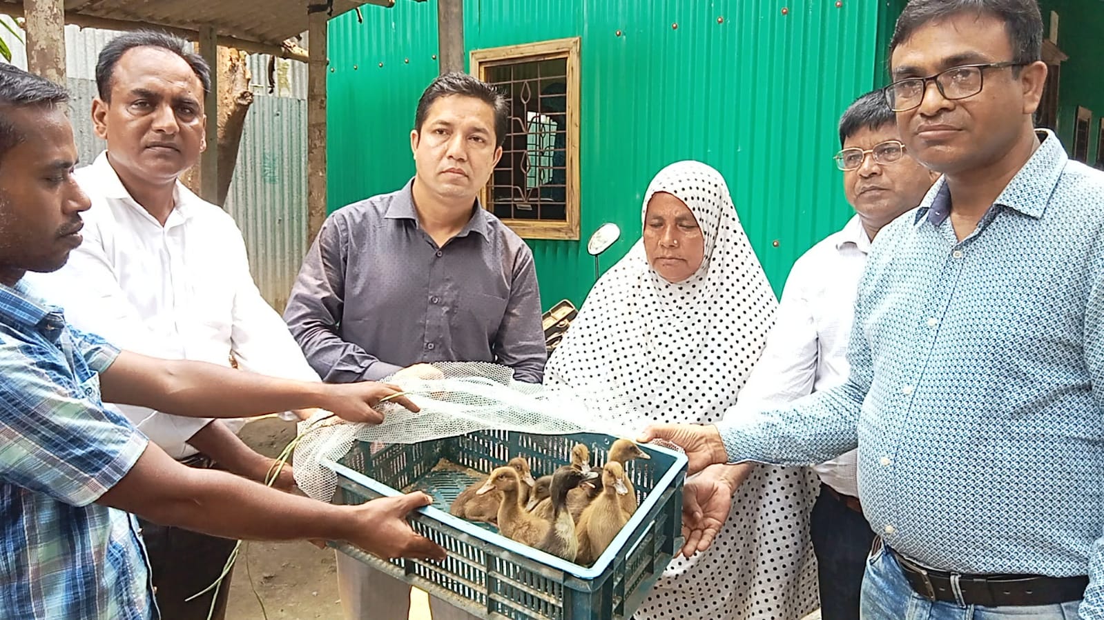 নাগরপুরে দুস্থদের মাঝে হাস বিতরণ 