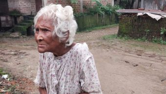 আশ্রয়হীন বৃদ্ধার অনিশ্চিত জীবনের বাকী সময়