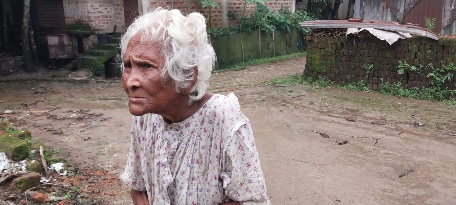 আশ্রয়হীন বৃদ্ধার অনিশ্চিত জীবনের বাকী সময়