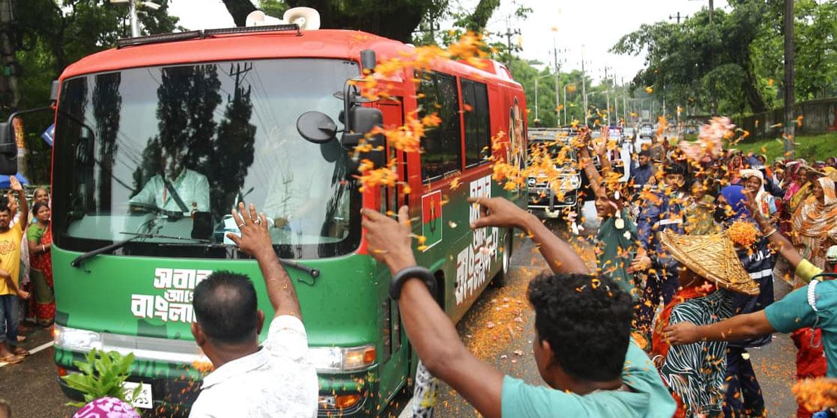 সিলেটে সড়কে পাশে দাঁড়িয়ে বৃষ্টিতে ভিজে ফুল ছিটিয়ে প্রধানমন্ত্রীকে স্বাগত জানান চা শ্রমিকরা