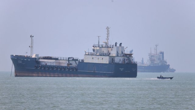 আবারও হরমুজ বন্ধ করলো ইরান