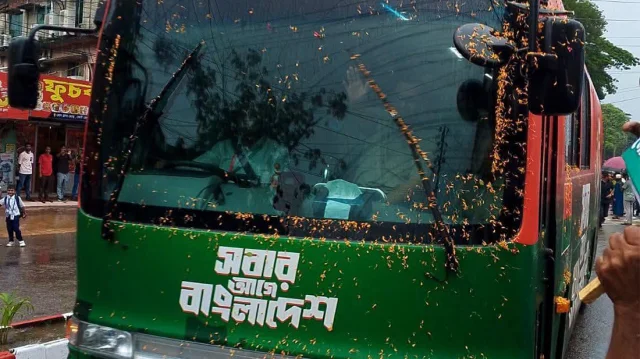 মৌলভীবাজার এসে পৌঁছেছেন প্রধানমন্ত্রী; শ্রীমঙ্গলে প্রধানমন্ত্রীর জনসভায় বৃষ্টি উপেক্ষা করে জনতার ঢল