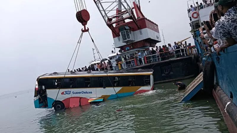 উদ্ধার হলো দৌলতদিয়া ফেরিঘাটে ডুবে যাওয়া বাসটি, চালক ও সহকারী হাসপাতালে