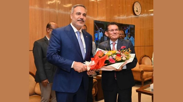 ঢাকায় পৌঁছেছেন তুরস্কের পররাষ্ট্রমন্ত্রী হাকান ফিদান