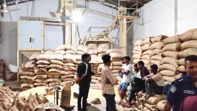 শেরপুরে বস্তা পরিবর্তনের সময় ৩৩ টন সরকারি চাল জব্দ, একজন আটক