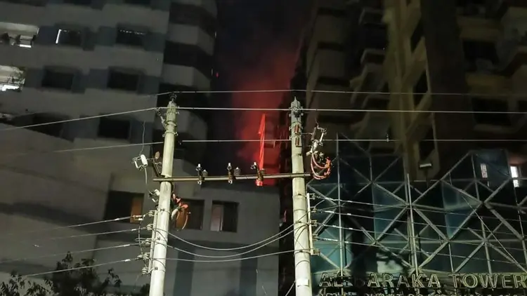 রাজধানীর কাঁটাবনে বহুতল ভবনের ১২ তলায় আগুন