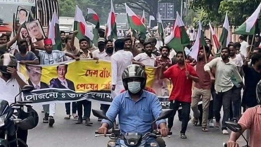 গণভবনের সামনে যুবলীগের মিছিল