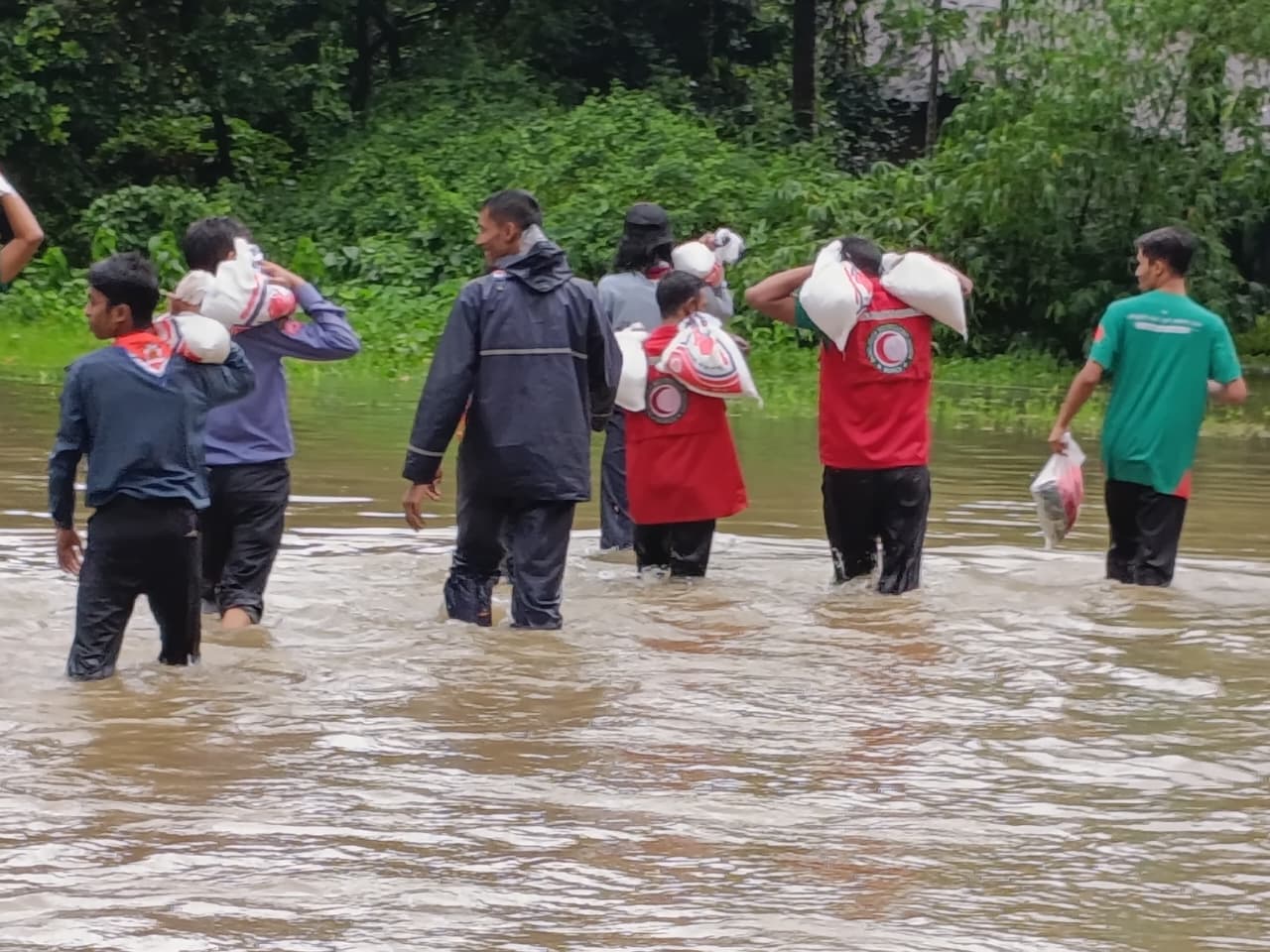 জলমগ্ন লোহাগাড়ায় মানবতার দেওয়াল:  পানিবন্দি মানুষের পাশে একঝাঁক তরুণ