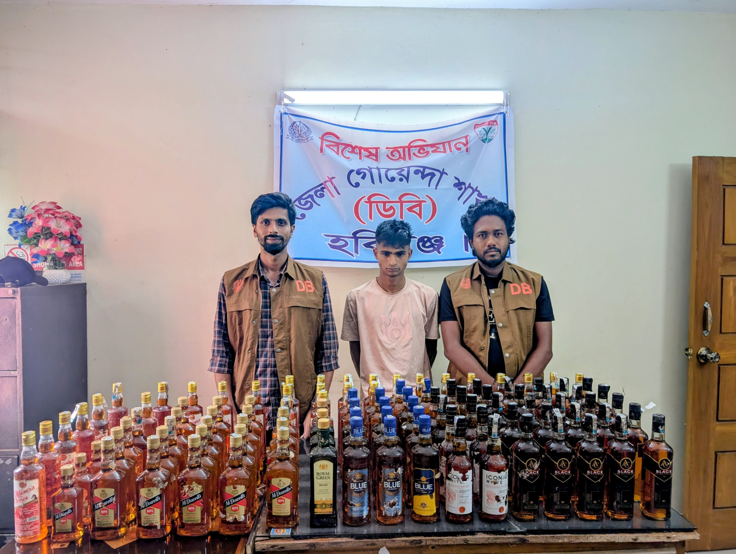 হবিগঞ্জে ডিবির অভিযানে ১০৫ বোতল বিদেশি মদ ও মিনি পিকআপ উদ্ধার, আটক ১ জন 