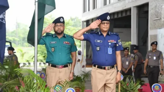 গাঢ় নীল-হালকা জলপাই শার্ট ও খাকি প্যান্টে ফিরলো পুলিশ
