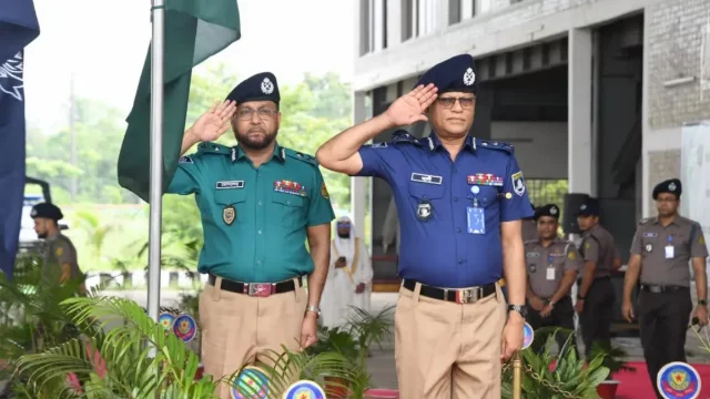 গাঢ় নীল-হালকা জলপাই শার্ট ও খাকি প্যান্টে ফিরলো পুলিশ