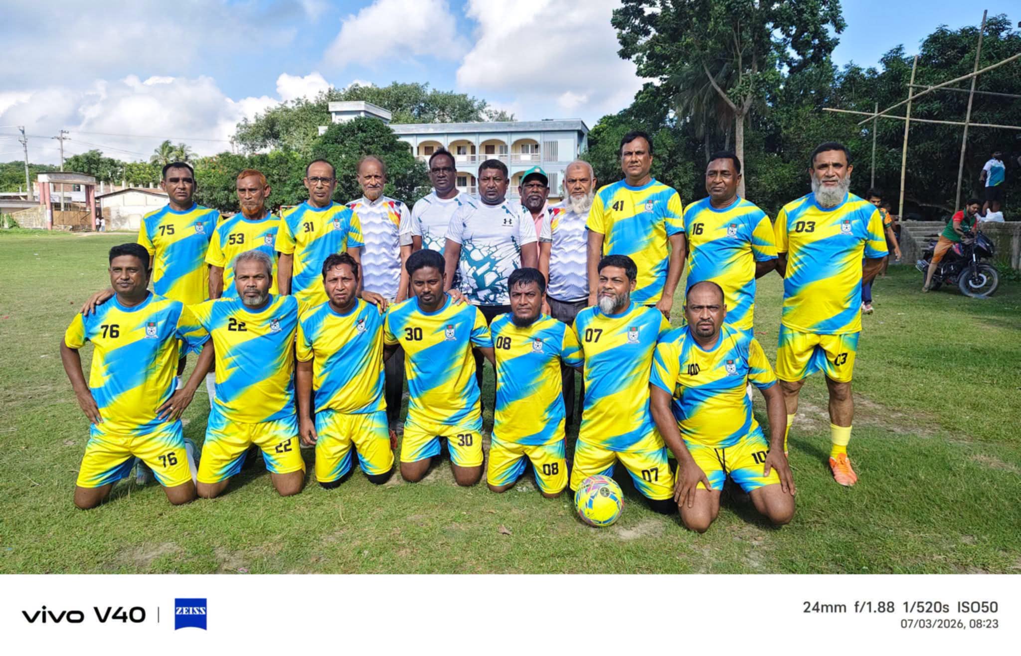 বাঘায় মাস্টার্স ফুটবল খেলোয়াড় ও ভোরের ডাক ফুটবল দলের প্রীতি ম্যাচ অনুষ্ঠিত 