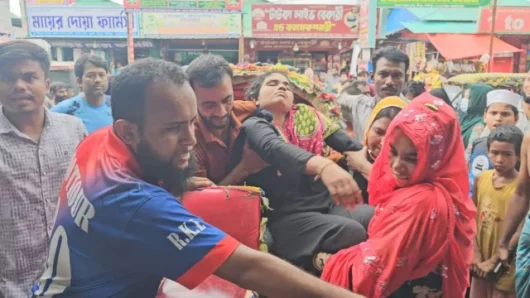 শ্রীপুরে পোশাক কারখানায় শতাধিক শ্রমিক অসুস্থ, সংবাদ সংগ্রহে বাধা