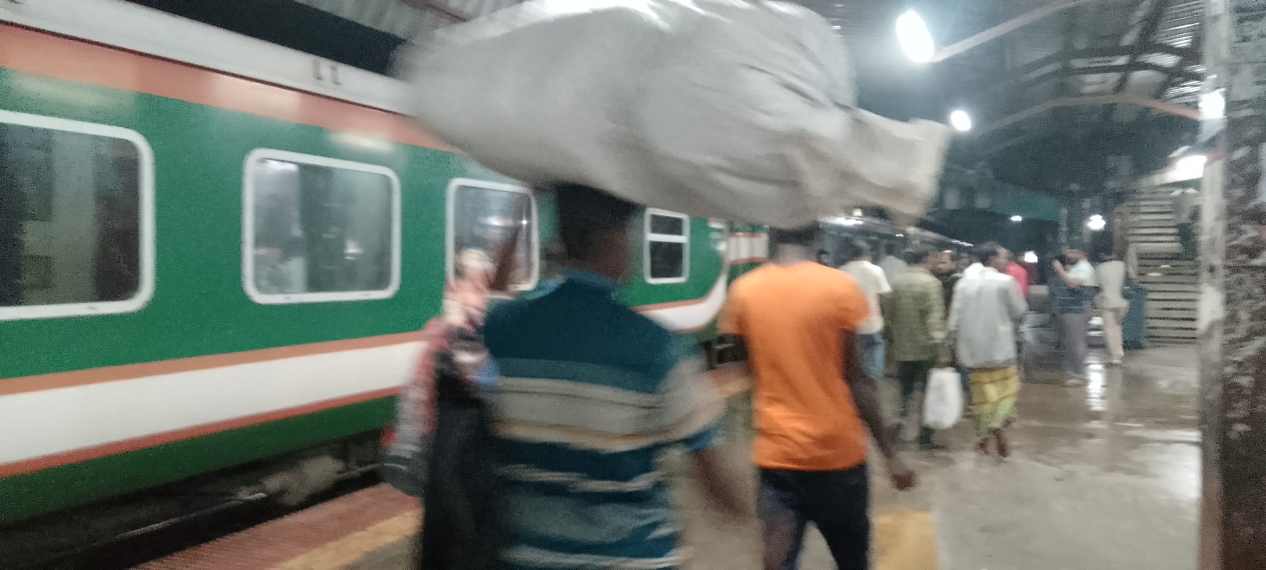 প্রায় ৩ ঘণ্টা বিলম্বে চলল কালনী এক্সপ্রেস, ভোগান্তিতে যাত্রীরা