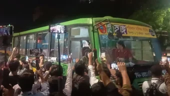 পুলিশের লাঠিপেটার পর ফের সংসদ এলাকায় শিক্ষার্থীদের অবরোধ, বাস ভাঙচুর
