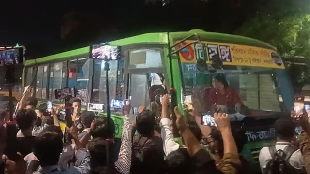 পুলিশের লাঠিপেটার পর ফের সংসদ এলাকায় শিক্ষার্থীদের অবরোধ, বাস ভাঙচুর