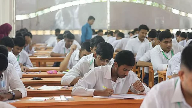 এইচএসসিতে তৃতীয় দিনে বহিষ্কার ৪৮, অনুপস্থিত ৩৩ হাজারের বেশি