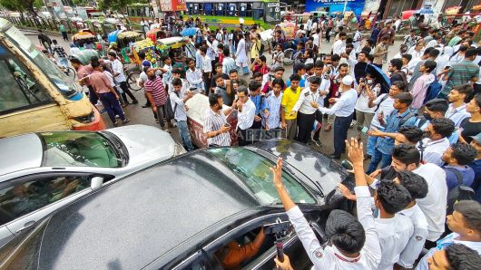 শিক্ষামন্ত্রীর পদত্যাগের দাবি; দ্বিতীয় দিনের মতো রাজধানীর বিভিন্ন সড়কে শিক্ষার্থীরা