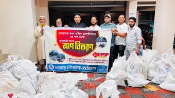 বন্যার্তদের পাশে লোহাগাড়া ভবন মালিক এসোসিয়েশন: ২০০ পরিবারের মাঝে মানবিক উপহার বিতরণ