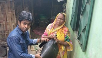 লোহাগাড়ায় বন্যা পরিস্থিতির অবনতি, পানিবন্দি মানুষের পাশে উপজেলা প্রশাসন