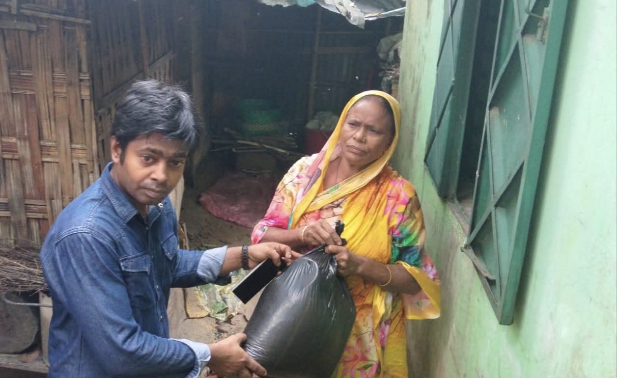 লোহাগাড়ায় বন্যা পরিস্থিতির অবনতি, পানিবন্দি মানুষের পাশে উপজেলা প্রশাসন